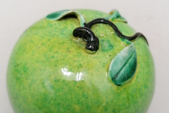 aardewerken geglazuurde appel na restauratie.jpg