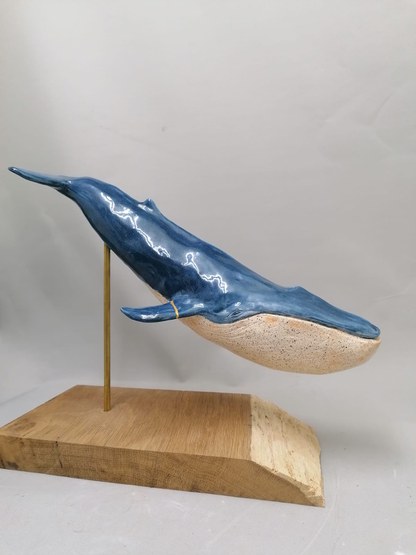 Kintsugi restauratie aan keramische walvis