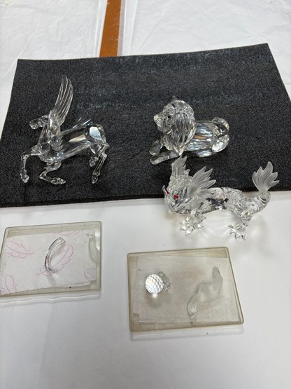 Glas restauratie: zorgvuldig herstel van kwetsbare glazen en kristallen objecten