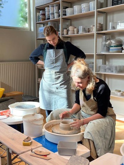 Pottenbakken in Hilversum en op Bali - van restaurator tot draaier