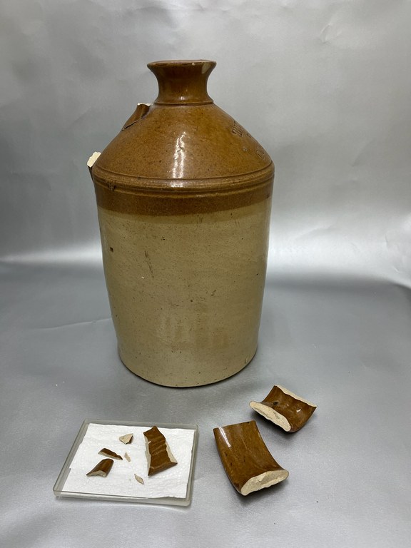 Kintsugi restauratie aan steengoed kruik  1.JPG