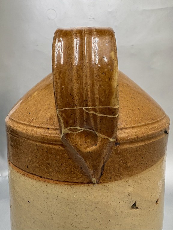 Kintsugi restauratie aan steengoed kruik  3.jpg