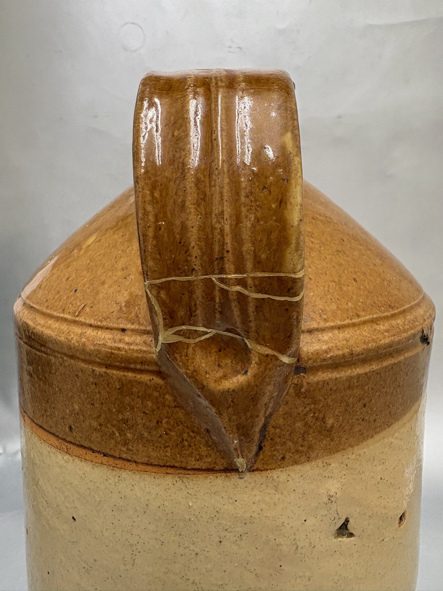 Kintsugi restauratie aan steengoed kruik  3.jpg