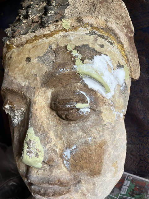 Steengoed Restauratie van Boeddhabeeld 5.JPG